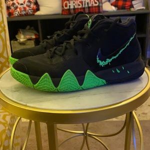 Kyrie 4 Halloween edition Size 7Y